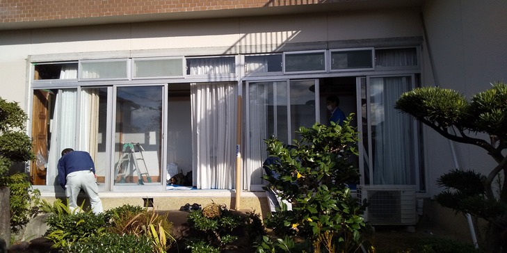 吹田市、カバー工法にて、既存ランマ付サッシをランマ無し断熱サッシへ取替施工例です。